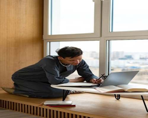 Persona en Colombia trabajando cómodamente con buena iluminación natural cerca a una ventana