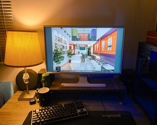 Hombre ajustando el brillo y la altura de su monitor de oficina